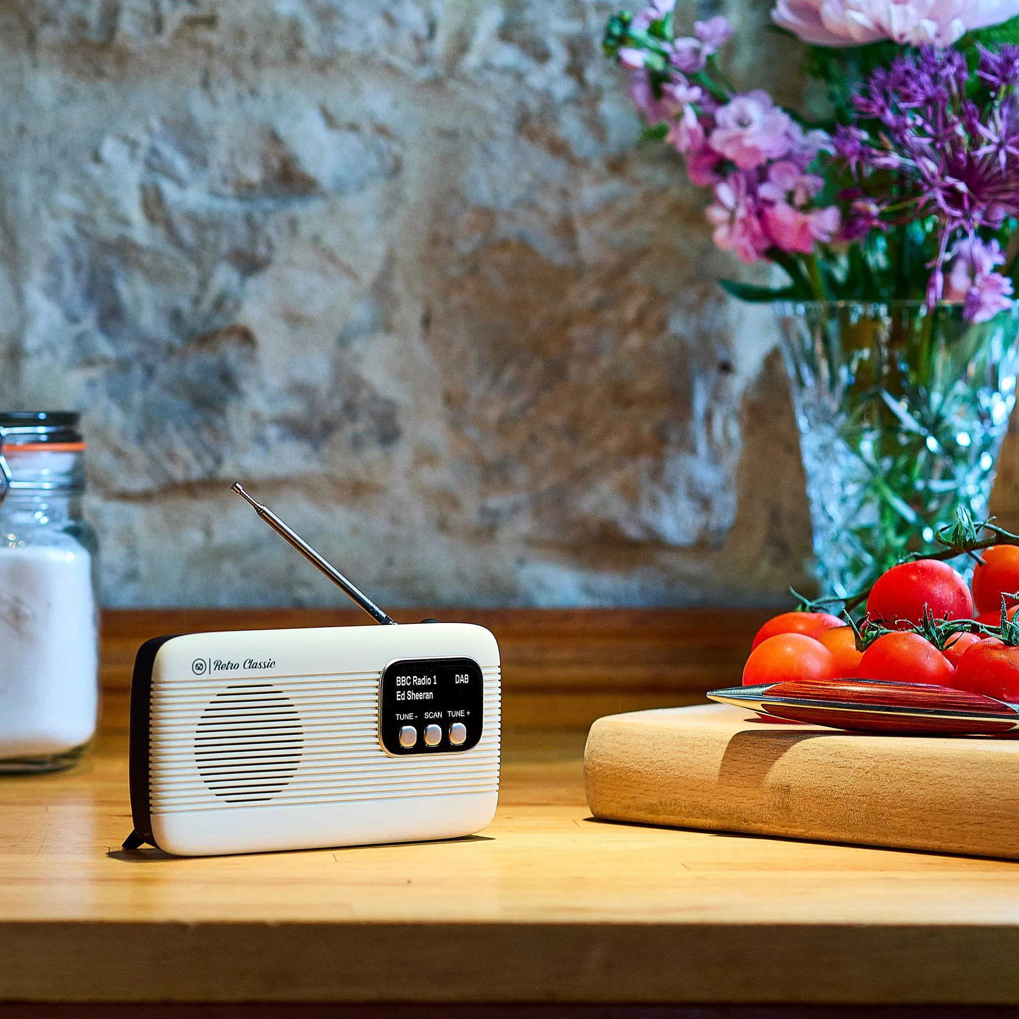 VQ Retro Classic Radio. Black/White