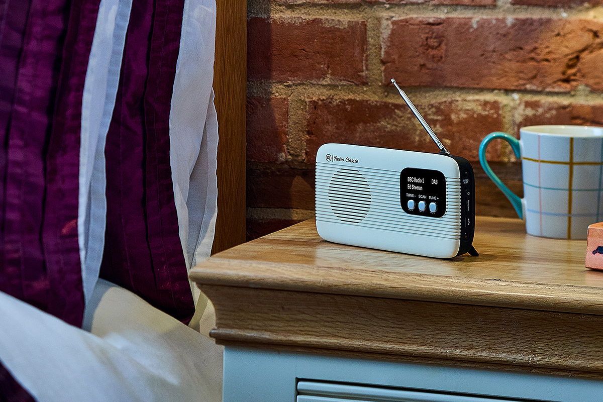 2. Lifestyle Image VQBK Retro Classic-2