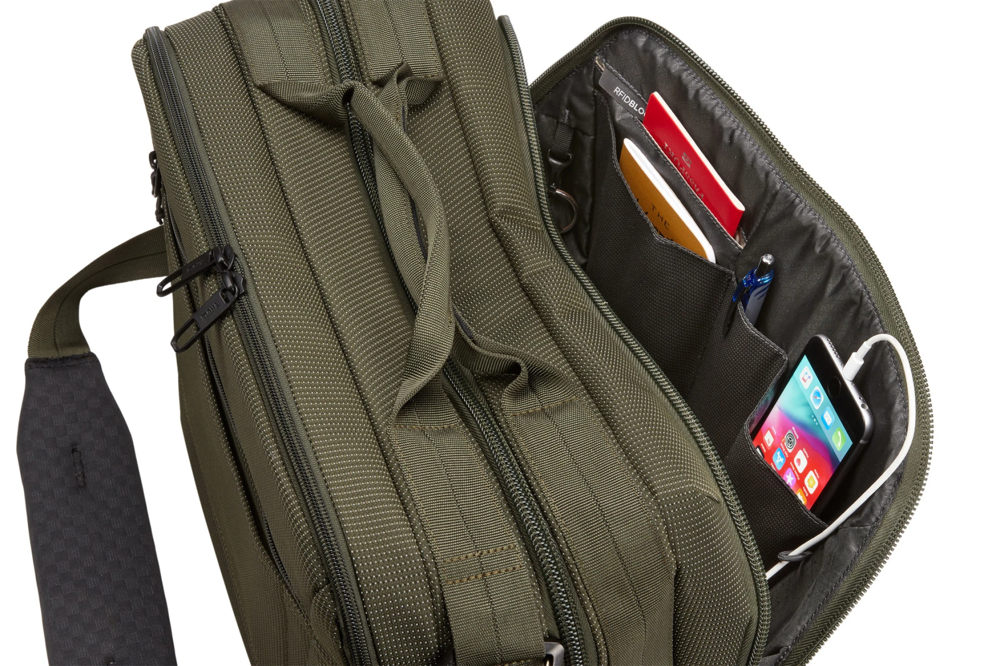 Thule Crossover 2 Boarding Bag 25L. Forest Night Green Thule Crossover 2 Boarding Bag 25L. Forest Night Green