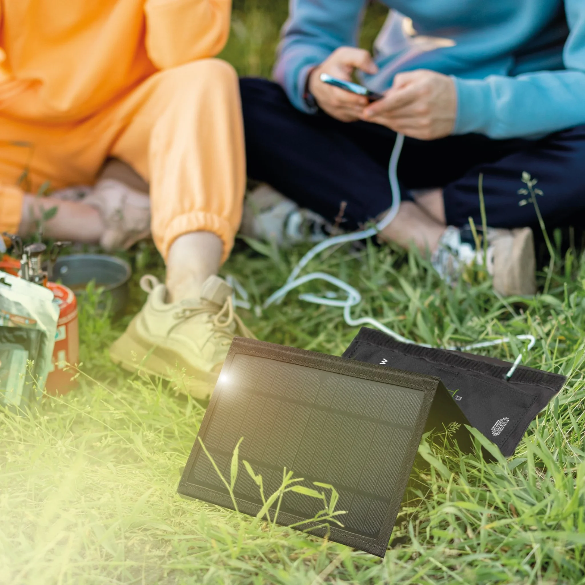 SBS Portable Solar-Powered Battery Charger. 21W