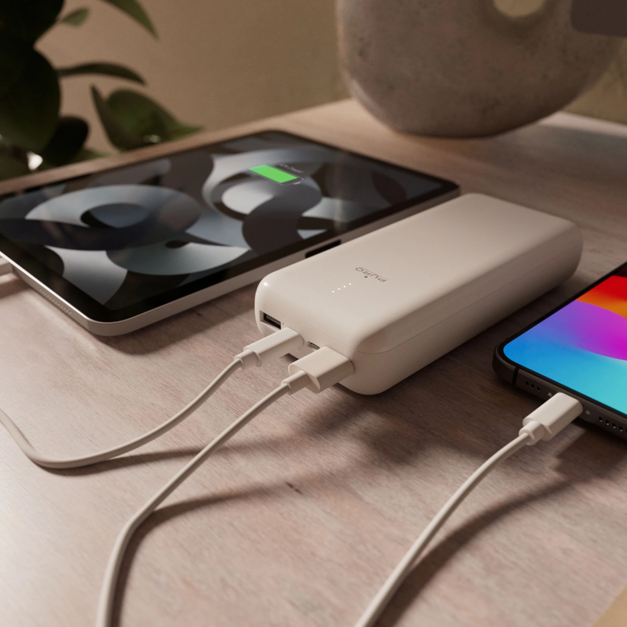 PURO Power Bank 20000 mAh USB-C + 2 USB-A hurtiglading. Hvit
